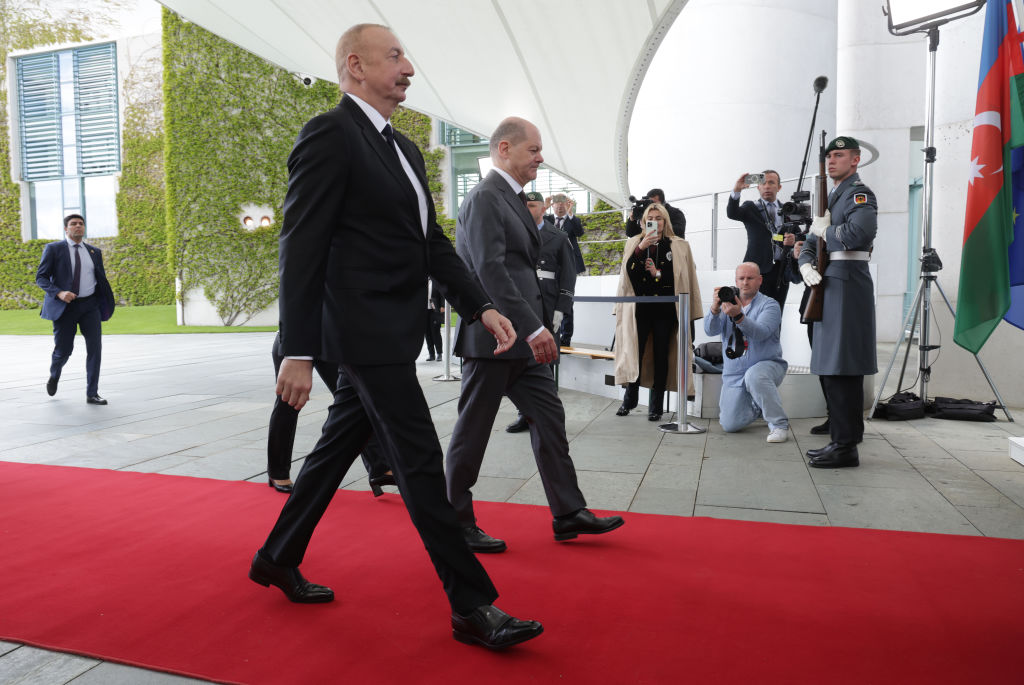 Olaf Scholz&nbsp;welcomes&nbsp;Ilham Aliyev, on April 26